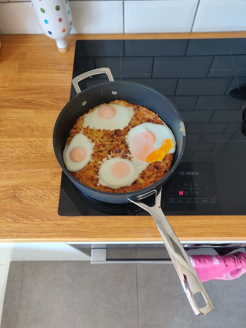 Hashbrown and baked eggs